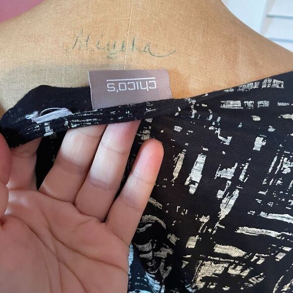 CHICO’S | abstract black and white 3/4 sleeve top 2 or M - Picture 5 of 5